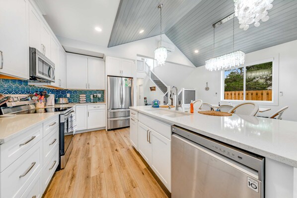 Fridge, microwave, oven, stovetop - Dog-friendly home near the ocean with a fireplace, washer&dryer & fast WiFi (Seaside)