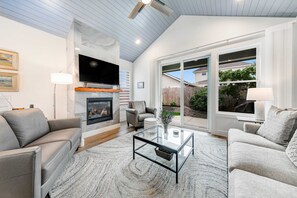 TV, fireplace, offices - Dog-friendly home near the ocean with a fireplace, washer&dryer & fast WiFi (Seaside)