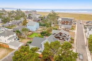 Exterior - Dog-friendly home near the ocean with a fireplace, washer&dryer & fast WiFi (Seaside)