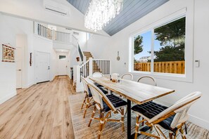 Dining - Dog-friendly home near the ocean with a fireplace, washer&dryer & fast WiFi (Seaside)
