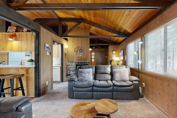 TV, fireplace, DVD player, stereo - Comfortable Family-Friendly Sunriver Retreat with Deck & Grill - Free SHARC Access (Sunriver)