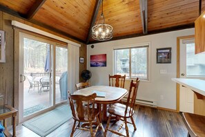 Dining - Comfortable Family-Friendly Sunriver Retreat with Deck & Grill - Free SHARC Access (Sunriver)