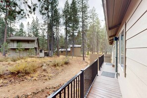 Property grounds - Comfortable Family-Friendly Sunriver Retreat with Deck & Grill - Free SHARC Access (Sunriver)