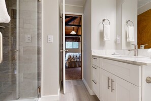 Shower, hair dryer, towels, shampoo - Comfortable Family-Friendly Sunriver Retreat with Deck & Grill - Free SHARC Access (Sunriver)
