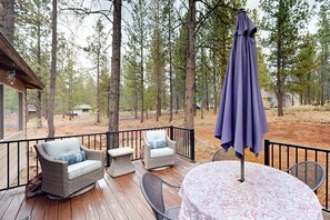 Outdoor dining - Comfortable Family-Friendly Sunriver Retreat with Deck & Grill - Free SHARC Access (Sunriver)