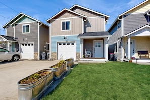 Exterior - Cozy townhome close to beach and ocean, with WiFi, streaming, and BBQ grill (Seaside)
