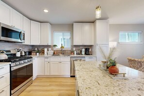 Fridge, microwave, oven, stovetop - Cozy townhome close to beach and ocean, with WiFi, streaming, and BBQ grill (Seaside)