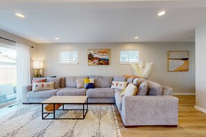 TV, offices - Cozy townhome close to beach and ocean, with WiFi, streaming, and BBQ grill (Seaside)