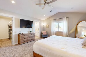 3 bedrooms, iron/ironing board, WiFi, bed sheets - Cozy townhome close to beach and ocean, with WiFi, streaming, and BBQ grill (Seaside)