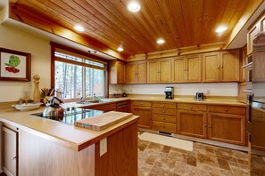Fridge, microwave, oven, stovetop - Alpine haven with pool, private hot tub, & wood fireplace (Black Butte Ranch)