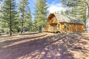 Exterior - Cozy cabin with three decks, EV charger, & SHARC Passes - dog-friendly (Sunriver)