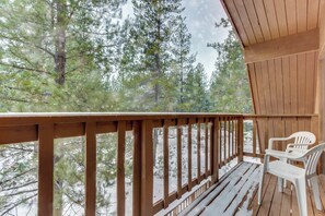 Property grounds - Cozy cabin with three decks, EV charger, & SHARC Passes - dog-friendly (Sunriver)
