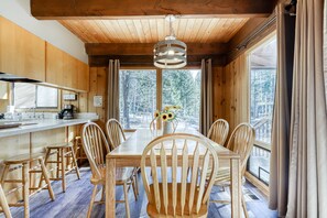 Dining - Cozy cabin with three decks, EV charger, & SHARC Passes - dog-friendly (Sunriver)