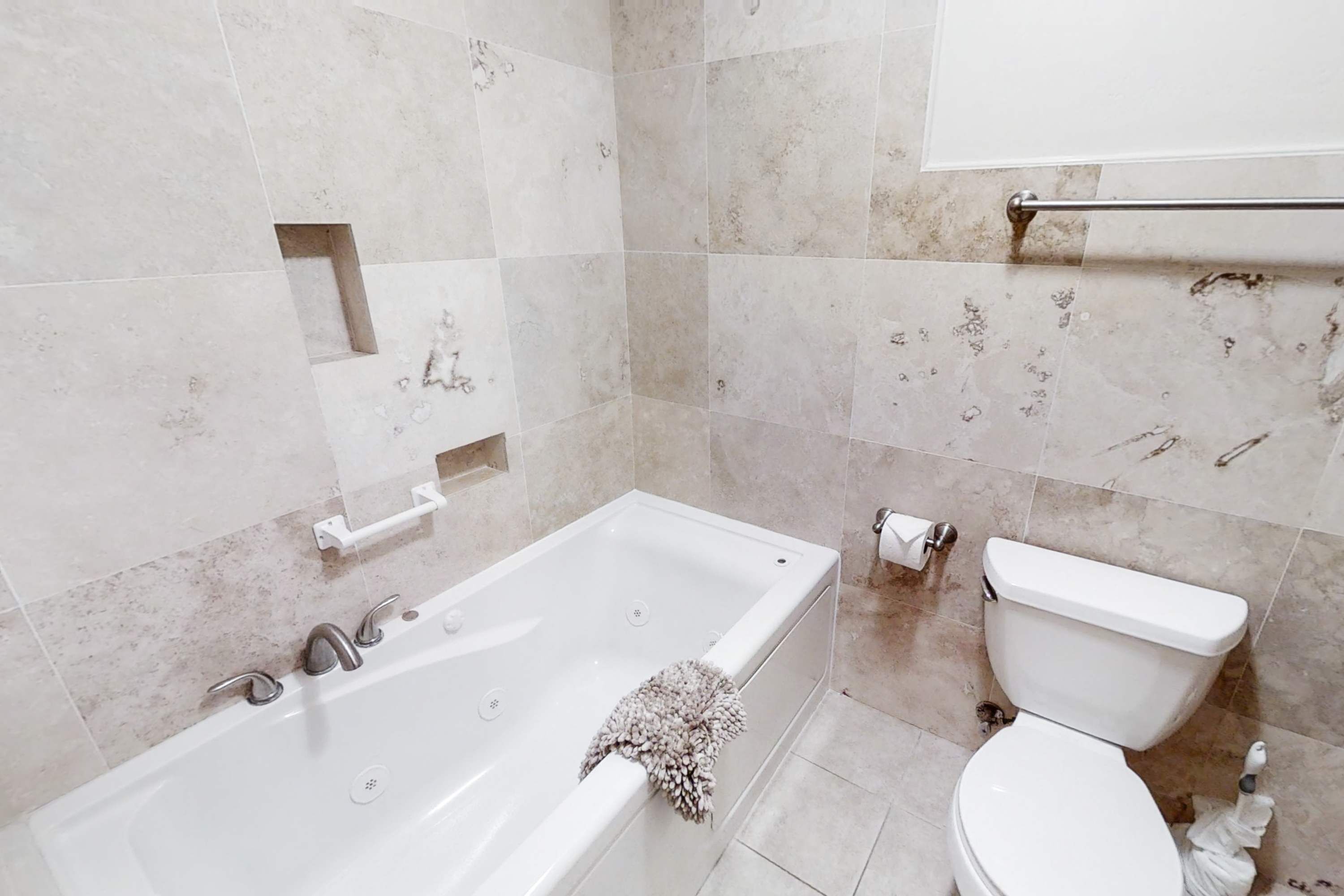 Douche, sèche-cheveux, serviettes fournies
