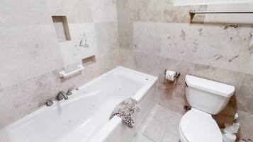 Douche, sèche-cheveux, serviettes fournies