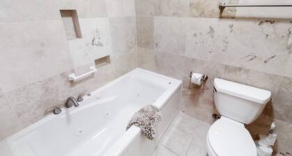 Wonderful Home Close to Lake withPrivate W&D, WiFi, Gas Fireplace - 2 Dogs Okay