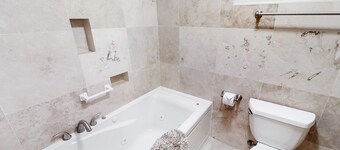 Wonderful Home Close to Lake withPrivate W&D, WiFi, Gas Fireplace - 2 Dogs Okay