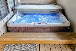 Indoor spa tub - Newly renovated home with private hot tub, deck, & SHARC passes (Sunriver)