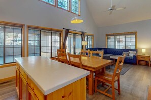 Dining - Newly renovated home with private hot tub, deck, & SHARC passes (Sunriver)
