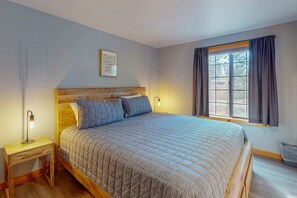 2 bedrooms, iron/ironing board, WiFi, bed sheets - Newly renovated home with private hot tub, deck, & SHARC passes (Sunriver)