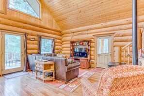 TV, DVD player, offices - Woodland home near golf & ski slopes with wraparound deck - dog-friendly (Welches)