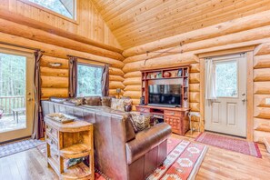 TV, DVD player, offices - Woodland home near golf & ski slopes with wraparound deck - dog-friendly (Welches)