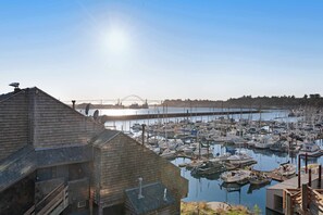 Marina - Bayfront Condo with Spectacular Views & a Shared Gym (Newport)