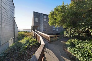 Property grounds - Bayfront Condo with Spectacular Views & a Shared Gym (Newport)