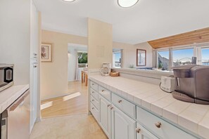 Private kitchen - Bayfront Condo with Spectacular Views & a Shared Gym (Newport)