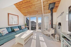 Living area - Bayfront Condo with Spectacular Views & a Shared Gym (Newport)