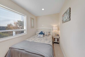 Room - Bayfront Condo with Spectacular Views & a Shared Gym (Newport)