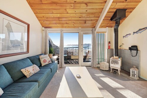 Bayfront Condo with Spectacular Views & a Shared Gym