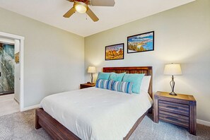 Room - Centrally located townhome with pool & hot tub access - near golf & skiing (Eagle Crest)