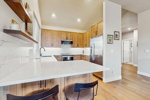 Private kitchen - Centrally located townhome with pool & hot tub access - near golf & skiing (Eagle Crest)
