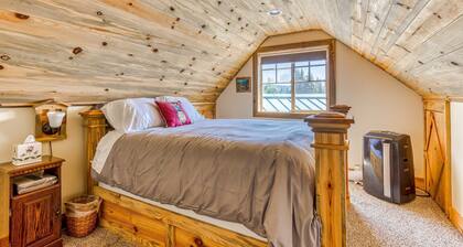2-story dog-friendly cabin with mtn & valley views, courtyard, WiFi, partial AC