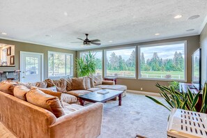 TV, fireplace, table football, offices - Spacious Home - Golf Course Views, Central AC, WiFi & Alfresco Living (Bend)