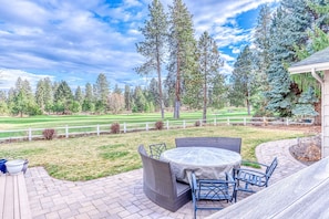 Outdoor dining - Spacious Home - Golf Course Views, Central AC, WiFi & Alfresco Living (Bend)
