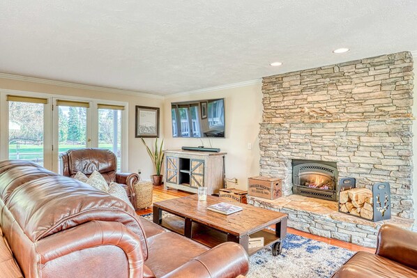 TV, fireplace, table football, offices - Spacious Home - Golf Course Views, Central AC, WiFi & Alfresco Living (Bend)