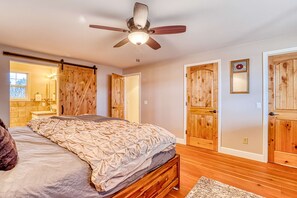 3 bedrooms, desk, iron/ironing board, WiFi - Spacious Home - Golf Course Views, Central AC, WiFi & Alfresco Living (Bend)