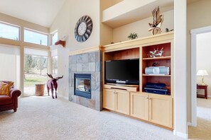 TV, fireplace, DVD player, offices - 2-Story Home withPatio, Gas Grill, Gas Fireplace, Free WiFi, Shared Pools, Hot Tub (Eagle Crest)