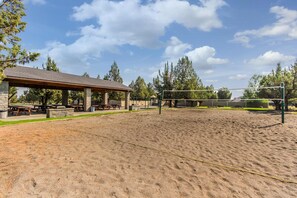 Sports court - 2-Story Home withPatio, Gas Grill, Gas Fireplace, Free WiFi, Shared Pools, Hot Tub (Eagle Crest)