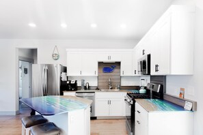 Fridge, microwave, oven, stovetop - Dog-Friendly Home with WiFi, Private washer&dryer, Balcony, and Two Living Rooms (Bandon)