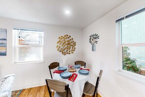 Dining - Downtown home base with W/D & deck - walk to University of Oregon & dog-friendly (Eugene)