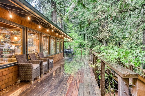 Charming Home with Free WiFi, washer&dryer, Wood Fireplace, and Furnished Deck