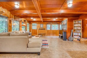 Living area - Charming Home with Free WiFi, Washer/Dryer, Wood Fireplace, and Furnished Deck (Sandy)