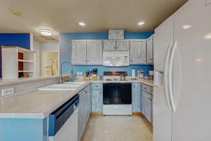 Private kitchen - Family Friendly Coastal Getaway Townhome Near Beach & Downtown (Long Beach)