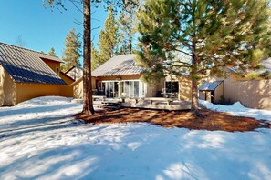 Terrace/patio - Cabin with Eight SHARC Passes, Access to Shared Pools, Hot Tub & Other Amenities (Sunriver)