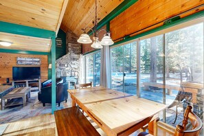 Dining - Cabin with Eight SHARC Passes, Access to Shared Pools, Hot Tub & Other Amenities (Sunriver)