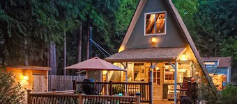 Adorable A-frame cabin withnearby river access, game room, wood stove, firepit