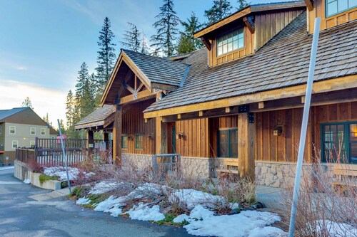 Comfortable condo with fireplace, heated pool, hot tub, balcony & full kitchen